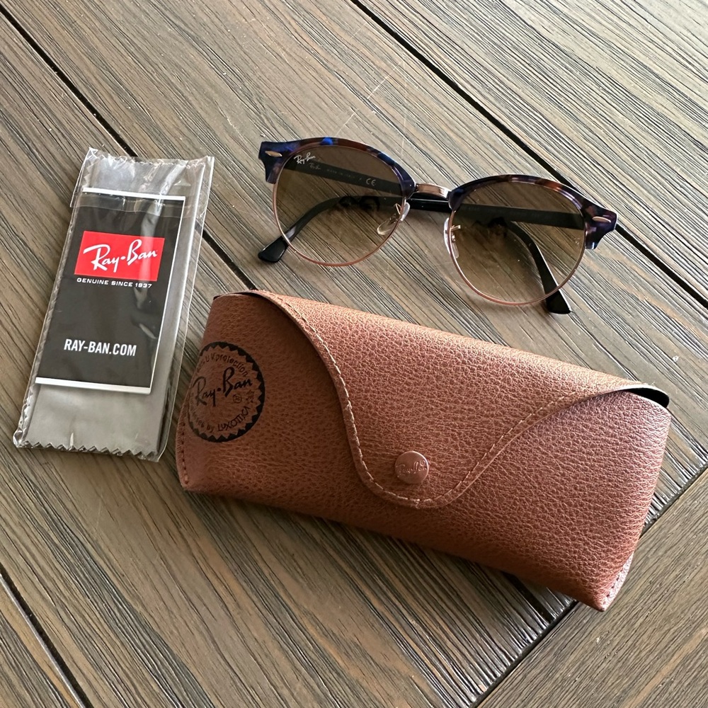 Ray-Ban Clubmaster Fleck Tortoise Shell Sunglasses with Case